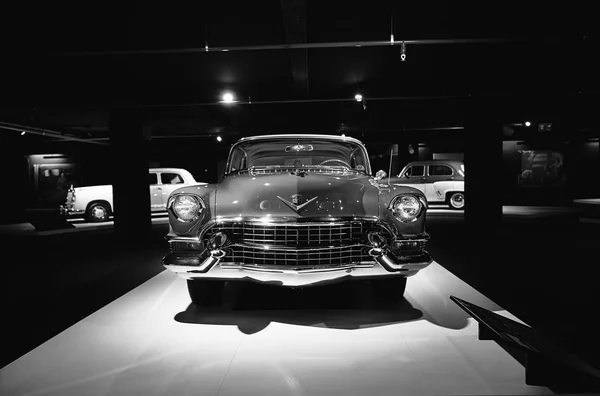 Κάντιλακ Κουπ Ντεβίλ 1955. Ρετρό αυτοκίνητο σε έκθεση. Κλασικό — Φωτογραφία Αρχείου