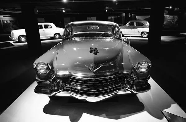 キャデラック・クーペ・デビル1955年。展示会でレトロな車。クラシック — ストック写真