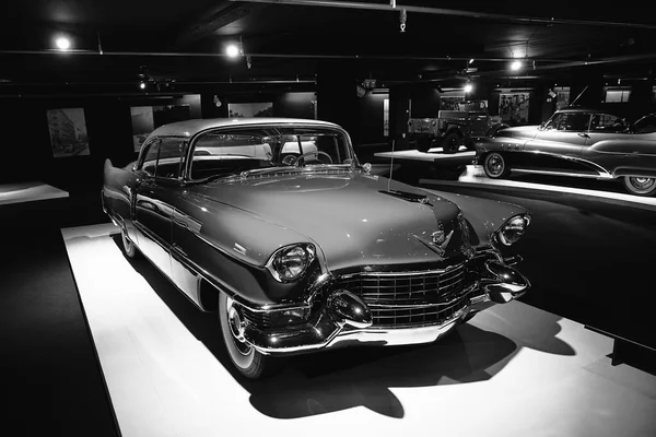Cadillac Coupé Deville 1955. Retro-Auto auf der Ausstellung. klassisch — Stockfoto