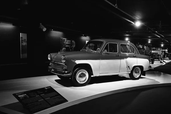モスクワ407 (1963) 。ユーザー製。展覧会のレトロカー. — ストック写真