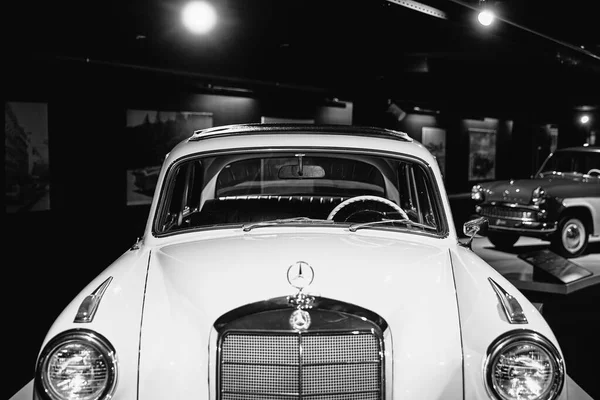 Mercedes-Benz W180 220 (1954). Ретро машина на виставці. Класика — стокове фото