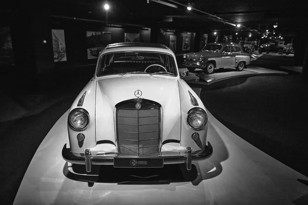 Mercedes-Benz W180 220 (1954). Retro araba sergileniyor. Klasik. — Stok fotoğraf