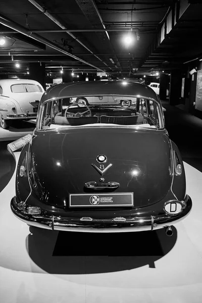 BMW 502 carro de salão de luxo alemão. O carro BMW mais exclusivo — Fotografia de Stock