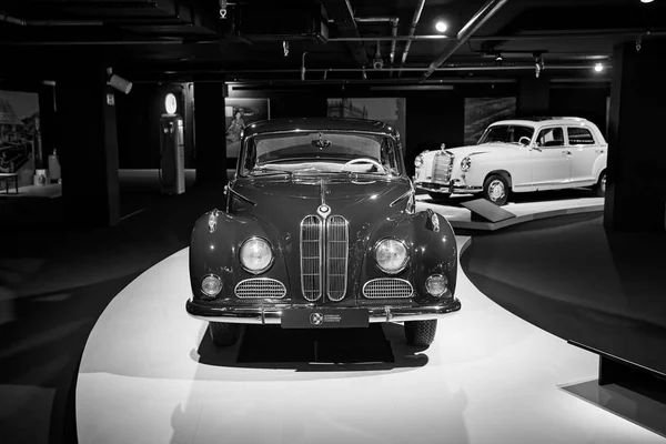 Bmw 502 Niemiecki luksusowy salon samochodowy. Najbardziej ekskluzywny samochód Bmw — Zdjęcie stockowe