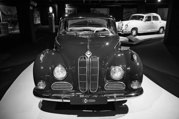 Bmw 502 deutsche Luxuslimousine. Das exklusivste BMW-Auto — Stockfoto