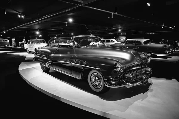 Buick Super Riviera 1952. Retro-Auto auf der Ausstellung. Oldtimer — Stockfoto