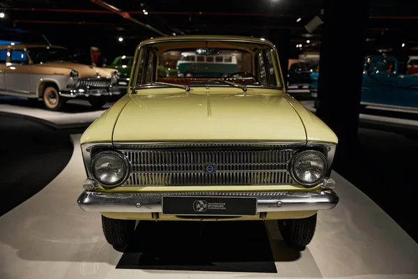 Moskvich-408. Szovjet régi autó. Retró kocsi. Klasszikus autó kiállítás — Stock Fotó