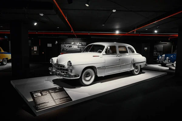 Gaz-12 zim sowjetische Sechssitzige Sechsfensterlimousine aus der Zeit zwischen 1954 — Stockfoto