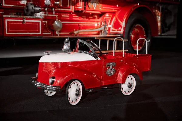 Camión de bomberos rojo de metal vintage infantil. Coche retro, juguete infantil . — Foto de Stock