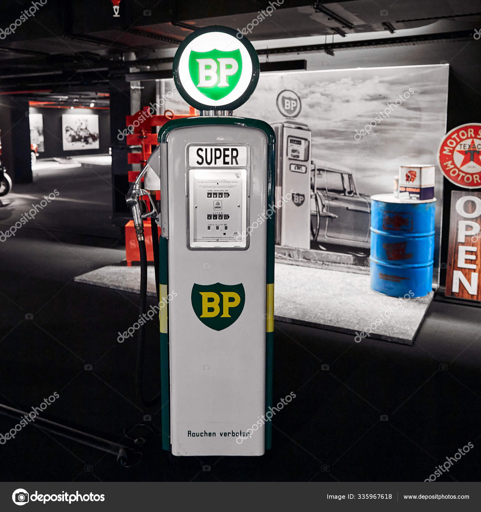 Retro Gas Station Antique Gas Pump Classic Car Exhibition Heydar