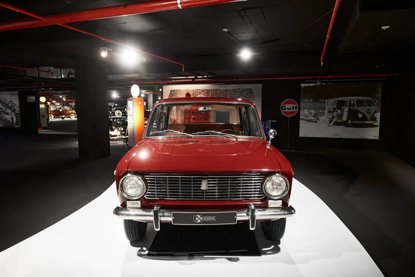 VAZ-2101 "Zhiguli" en la exposición de coches antiguos. Coche retro . —  Fotos de Stock