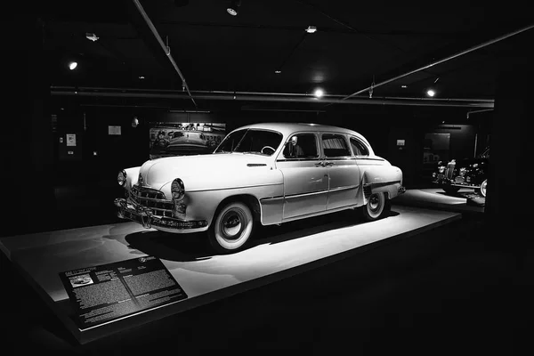 GAZ-12 ZiM Soviet six-seat six-window sedan — 스톡 사진