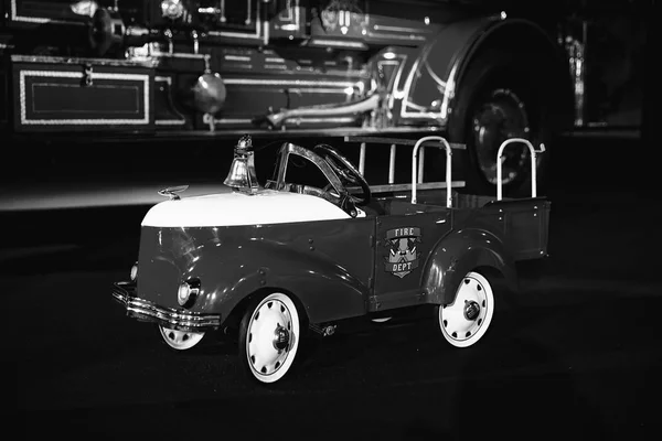 Camión de bomberos rojo de metal vintage infantil. Coche retro, juguete infantil . — Foto de Stock