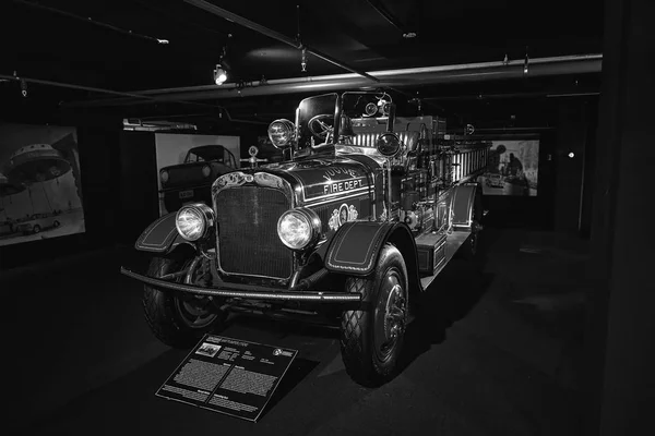 Seagrave Modelo 6WT (1924) Camión de bomberos retro. Coche retro . — Foto de Stock