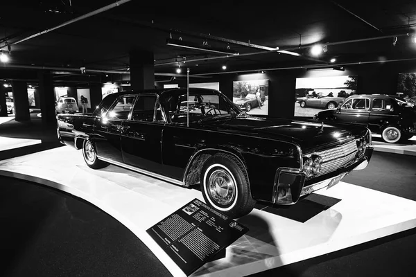 Чорний вінтаж Lincoln Continental (1963).). — стокове фото