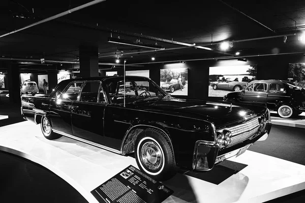 Black vintage Lincoln Continental (1963) ). — стоковое фото