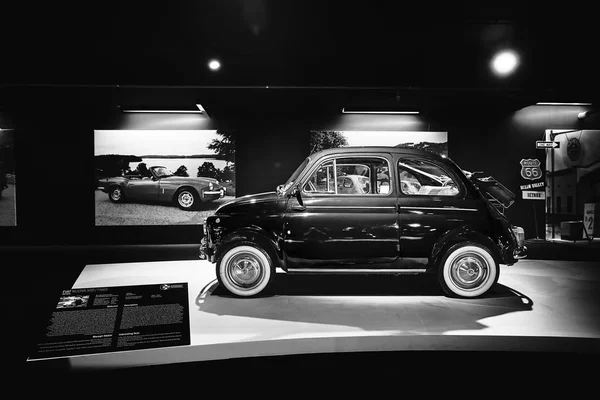 Fiat Nuova 500 (1960). Μικρό ιταλικό αυτοκίνητο πόλης. Ρετρό αυτοκίνητο. — Φωτογραφία Αρχείου