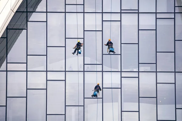 Raamreiniger aan het werk. Raamreiniger, in het veersysteem. — Stockfoto