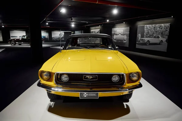 Ford Mustang, Amerikan klasiği. Klasik Araba Sergisi — Stok fotoğraf