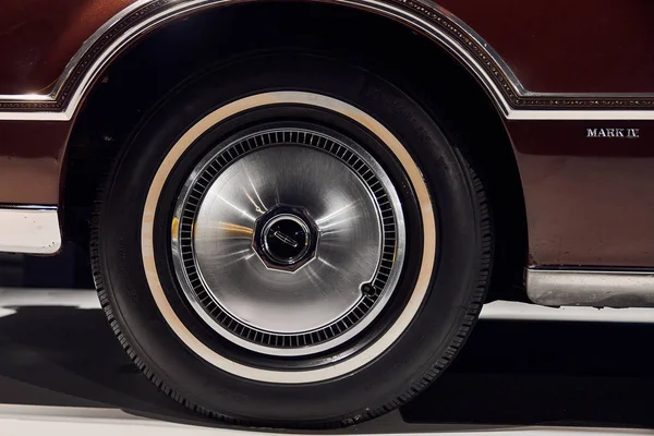 Lincoln Continental Mark IV, Un classique américain. Voiture classique — Photo