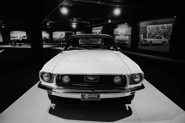 Ford Mustang, Amerikan klasiği. Klasik araba. — Stok fotoğraf