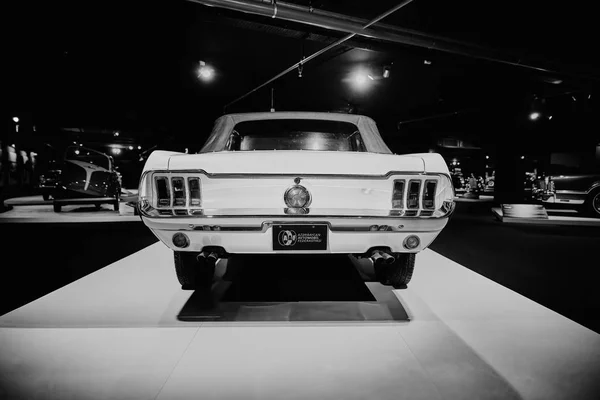 Ford Mustang, amerikai klasszikus. Klasszikus autó kiállítás — Stock Fotó