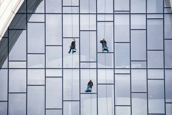 Raamreiniger Aan Het Werk Raamreiniger Het Veersysteem Industrieel Bergbeklimmen — Stockfoto