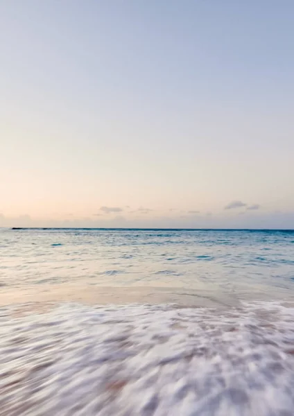 Vague Sur Sandy Beach Contexte Des Vagues Éclaboussent Sur Plage — Photo