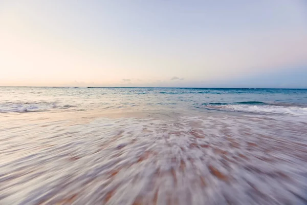 Vague Sur Sandy Beach Contexte Des Vagues Éclaboussent Sur Plage — Photo