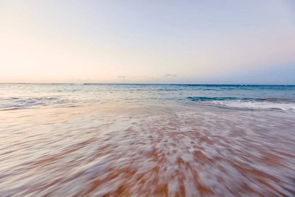 Vague Sur Sandy Beach Contexte Des Vagues Éclaboussent Sur Plage — Photo