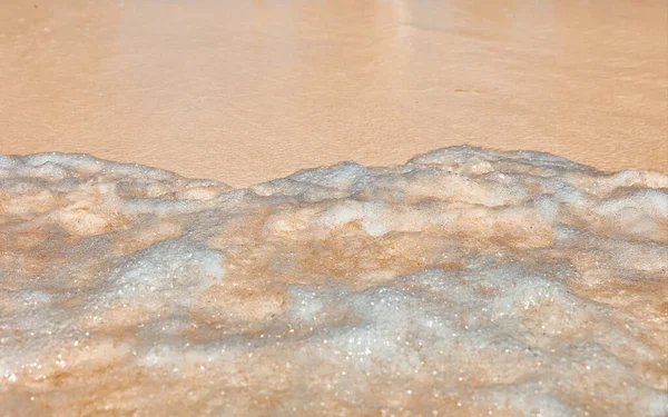 Піщаному Пляжі Задньому Плані Хвилі Піщаному Пляжі Піна Прибій Хвилі — стокове фото