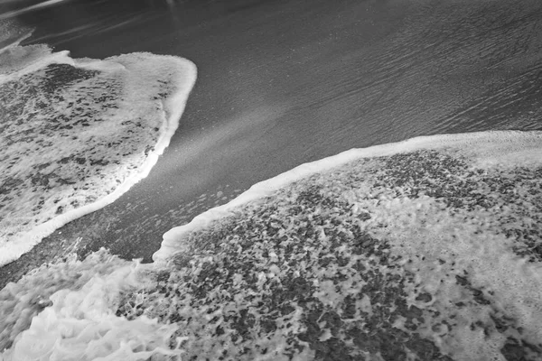 Saluta Sandy Beach Contesto Splash Onde Sulla Spiaggia Sabbia Schiuma — Foto Stock