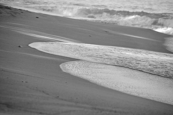サンディビーチで波 砂のビーチで波のスプラッシュ 泡波波 — ストック写真