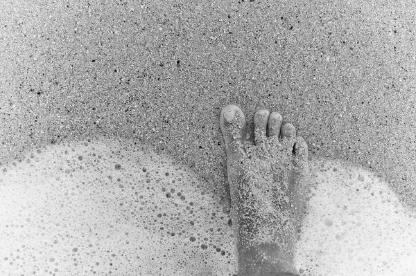 Óceán Habja Mossa Turisták Lábát Integess Sandy Beachen Háttér Egy — Stock Fotó