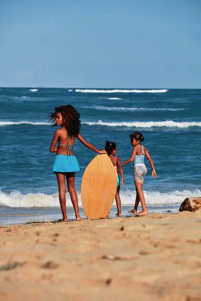 Rapariga Cabelos Encaracolados Com Uma Prancha Praia Actividade Desportiva Aquática — Fotografia de Stock