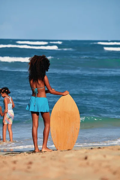 Rapariga Cabelos Encaracolados Com Uma Prancha Praia Actividade Desportiva Aquática — Fotografia de Stock