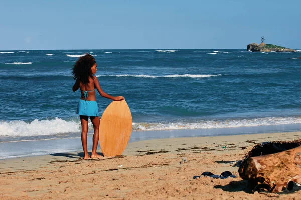 年轻的卷发女孩 海滩上有冲浪板 水上运动 大西洋多米尼加共和国 2016 — 图库照片