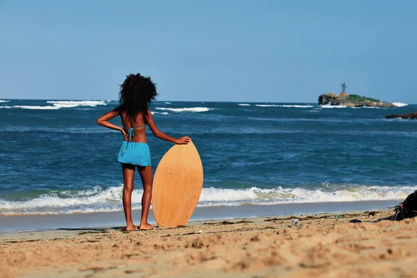年轻的卷发女孩 海滩上有冲浪板 大西洋水上运动活动 — 图库照片