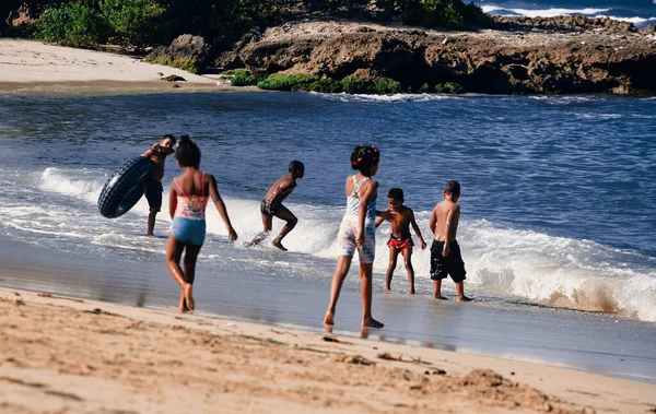 Crianças Brincam Praia Atividade Esportiva Aquática Oceano Atlântico República Dominicana — Fotografia de Stock