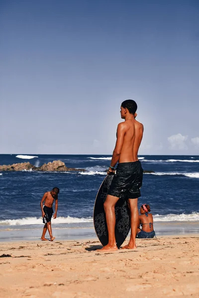 Ragazzo Con Uno Skimboard Sulla Spiaggia Attività Sport Acquatici Oceano — Foto Stock