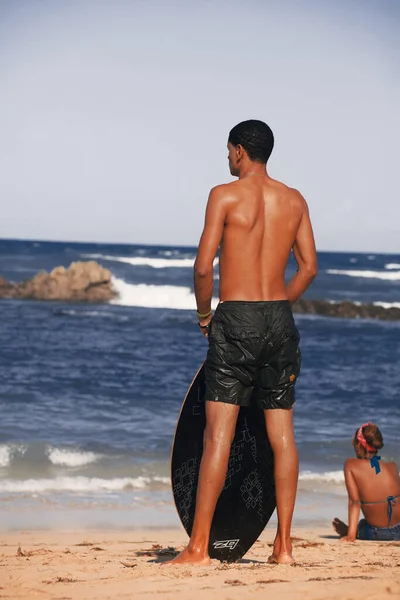 Mladý Muž Skimboardem Pláži Vodní Sporty Atlantický Oceán Dominikánská Republika — Stock fotografie