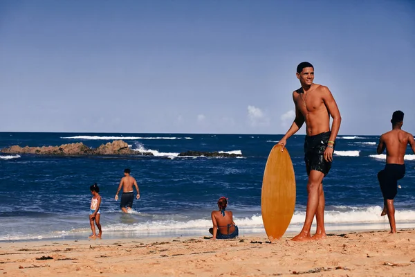 Ragazzo Con Uno Skimboard Sulla Spiaggia Attività Sport Acquatici Oceano — Foto Stock