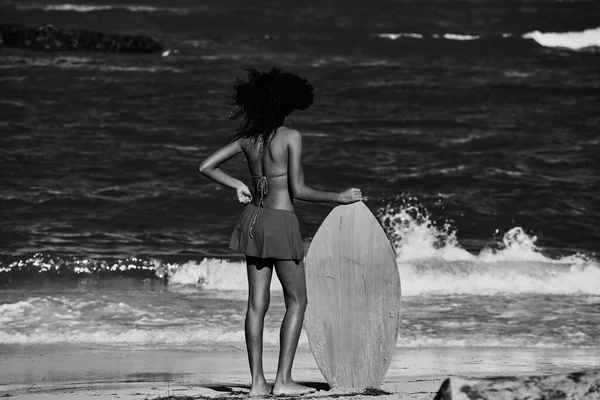 Junges Gelocktes Mädchen Mit Einem Skimboard Strand Wassersport Atlantischer Ozean — Stockfoto