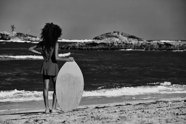 Young Curly Haired Girl Skimboard Beach Water Sport Activity Atlantic — Stock Photo, Image