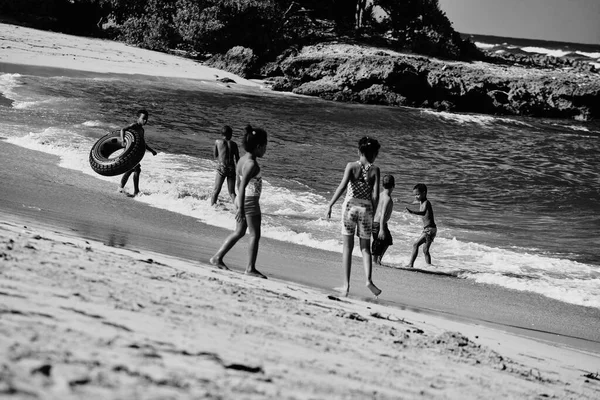 Los Niños Juegan Playa Deportes Acuáticos Océano Atlántico República Dominicana —  Fotos de Stock