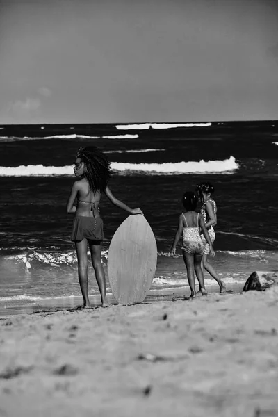 Jovem Cabelos Encaracolados Com Skimboard Praia Actividade Desportiva Aquática Oceano — Fotografia de Stock