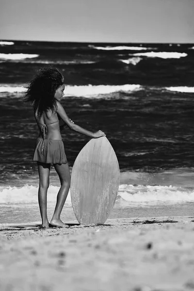 Giovane Ragazza Dai Capelli Ricci Con Uno Skimboard Sulla Spiaggia — Foto Stock