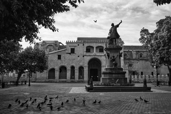 Estatua Catedral Colón Parque Colón Santo Domingo Catedral Caribeña Más —  Fotos de Stock