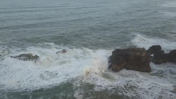 Een iconische plek aan de Atlantische kust, het Mekka van big-wave surfen. Uitzicht op de vuurtoren van Nazares in Zon North Canyon, plaats met de grootste golven van Europa, Nazare, Portugal — Stockvideo