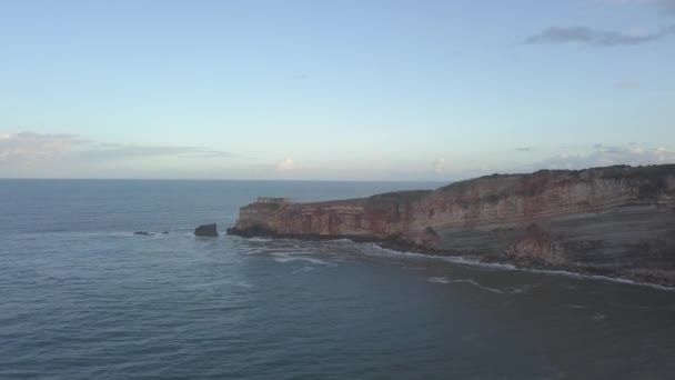 En ikonisk plats på Atlantkusten, Mecka av stora vågor surfing. Utsikt över Nazares fyr i Zon North Canyon, plats med de största vågorna i Europa, Nazare, Portugal — Stockvideo